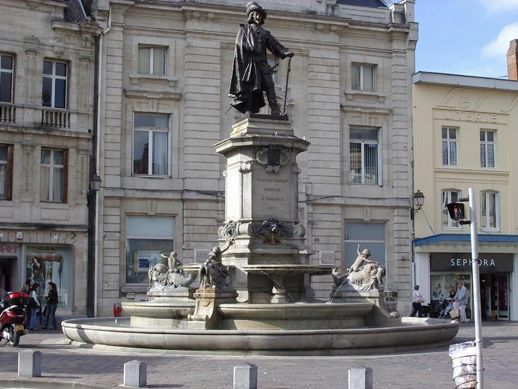 Budget Appart Avec Parking Au Centre-Ville Charleville-Mézières Exteriér fotografie